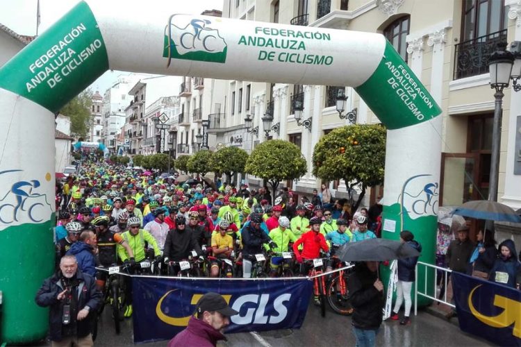 Cerca de 5.000 corredores se han enfrentado a la lluvia, el frío y el barro en la XV edición de la HOLE