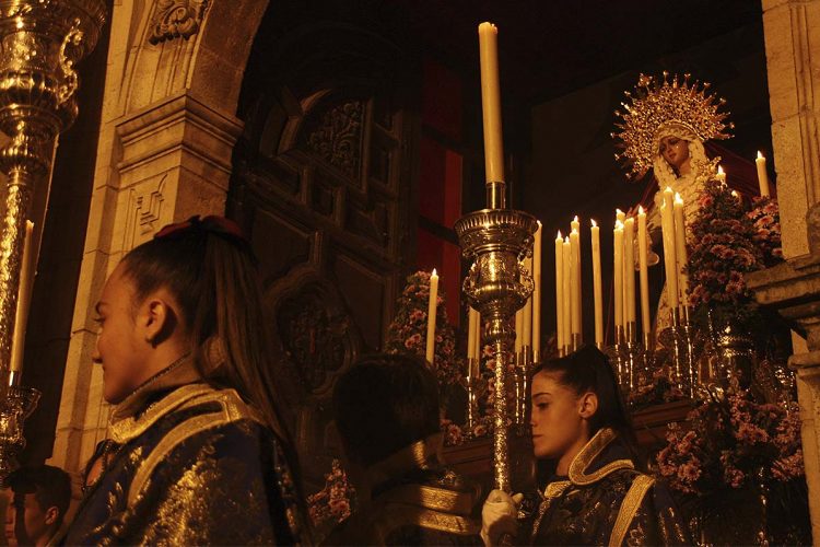 El Vía Crucis Penitencial de la Juventud Cofrade trae las primeras oraciones a Ronda en la antesala de la Semana Mayor