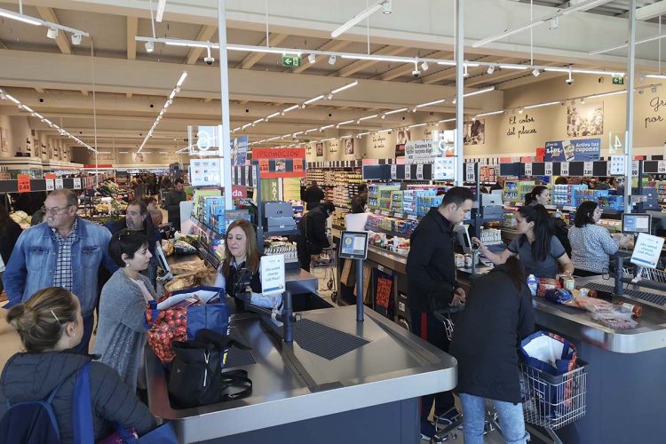 Cientos de rondeños y de serranos realizan sus compras en Lidl en el día de su apertura