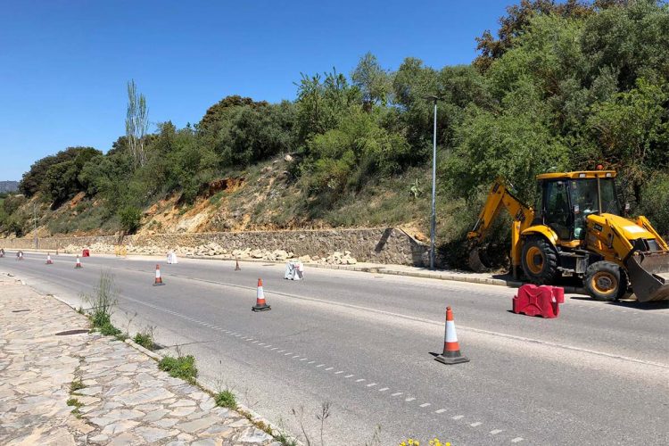 El Ayuntamiento inicia los trabajos de reparación del muro del paseo de la Planilla que resultó dañado por el temporal