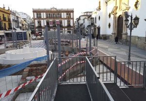 Los trabajos de remodelación de la plaza no han terminado para la fecha anunciada.