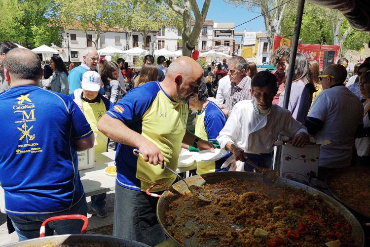 El barrio de San Francisco acoge una paella solidaria a beneficio de Cáritas Castrense para apoyar a familias de legionarios con dificultades