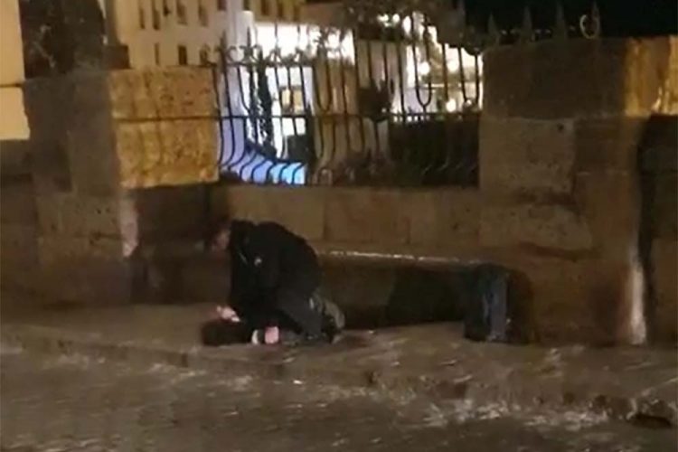 Agentes de la Policía Local evitan que un joven se quite la vida saltando al fondo del Tajo en la noche del Martes Santo