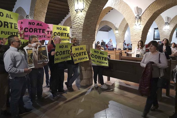 El Tripartito es despedido en el último Pleno de la legislatura con abucheos y pancartas de rechazo a su gestión; han sufrido el último pasillo de la vergüenza