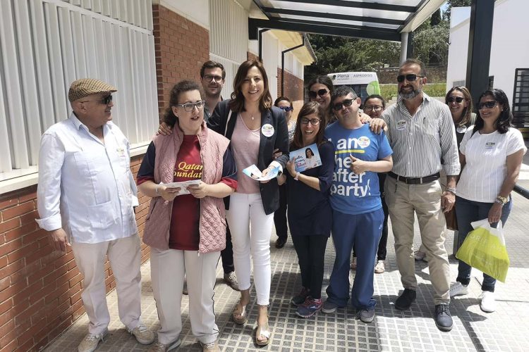 Maripaz Fernández explica a los usuarios de Asprodisis las propuestas del PP para mejorar la calidad de vida de las personas con discapacidad