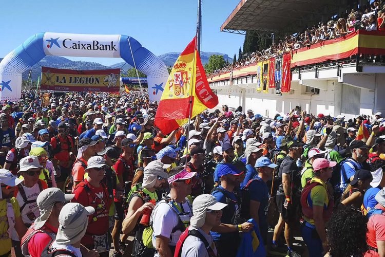 Calor y muchas ilusiones en la salida de la XXII edición de los 101 kilómetros de la Legión