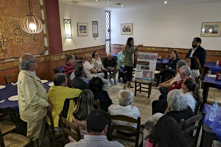 La candidata del PP, Maripaz Fernández, asiste a la presentación del proyecto del vial alternativo del Puente Nuevo en el barrio de San Francisco