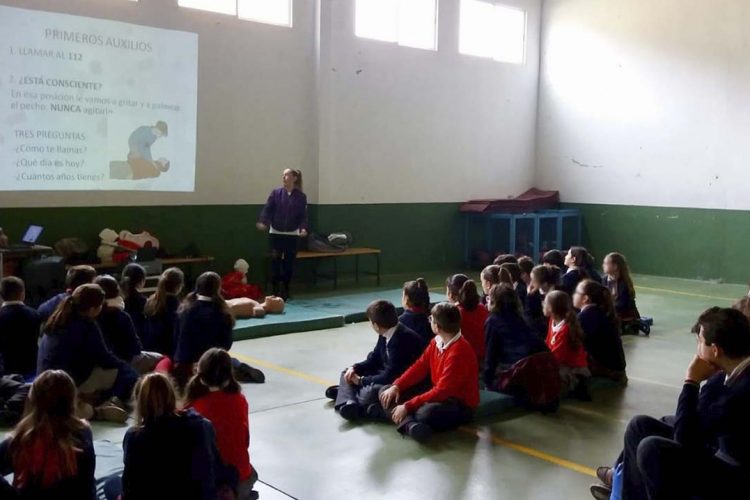 Profesionales del Centro de Salud Ronda Norte junto a alumnado de enfermería enseñan a escolares reanimación cardiopulmonar básica