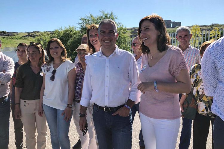Elías Bendodo ofrece el apoyo de la Junta para poner en valor Acinipo y apuesta por Maripaz Fernández para recuperar este patrimonio andaluz