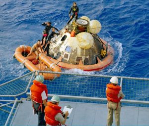 Recogida en el Pacífico de la capsula con los tres astronautas a bordo, de regreso de la Luna.