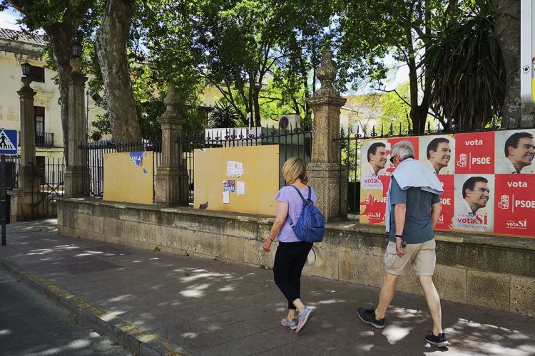 El Tripartito coloca a última hora paneles en la puerta de la Alameda, que recibirá a los 20.000 visitantes de los 101 km, para que Carreño y Barriga puedan pegar esta noche sus carteles