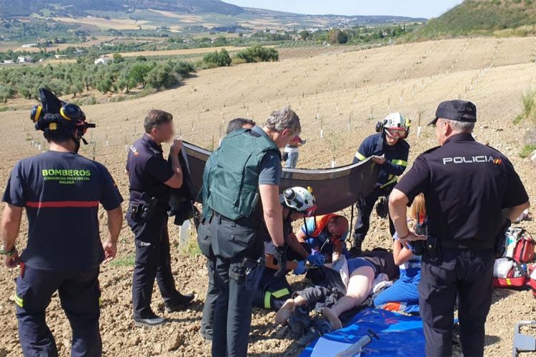 Un hombre resulta herido grave tras precipitarse con su parapente en unos parajes de la carretera Ronda-Arriate