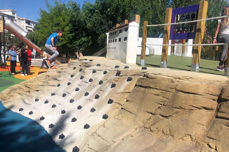 El Ayuntamiento abre las puertas de la ‘Pequeña Ronda’, el nuevo parque infantil de la barriada de San Rafael