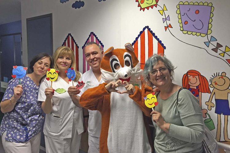 Menores ingresados en el Hospital de la Serranía de Ronda reciben dibujos y tarjetas de escolares del colegio Fernando de los Ríos