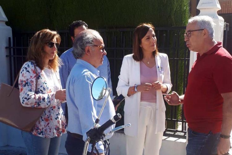 La candidata del PP, Maripaz Fernández, se compromete con los vecinos de La Planilla a resolver el problema que tienen con el agua desde hace décadas