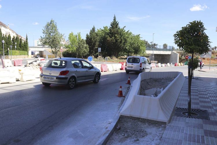 Un grupo de vecinos denuncia que la nueva rotonda de la avenida de Málaga, además de provocar accidentes, es «un auténtico cuello de botella»