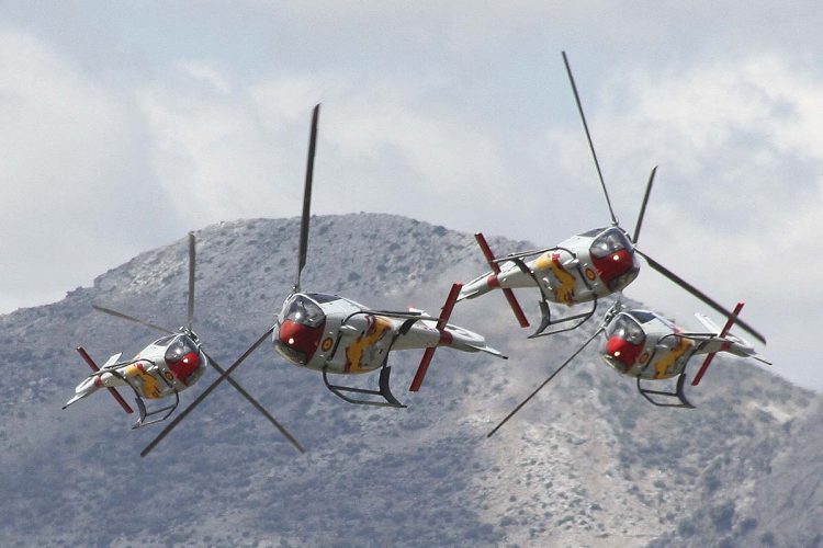 La Patrulla Aspa realiza los ejercicios de entrenamiento de cara a la exhibición que ofrecerá este sábado en la Alameda del Tajo