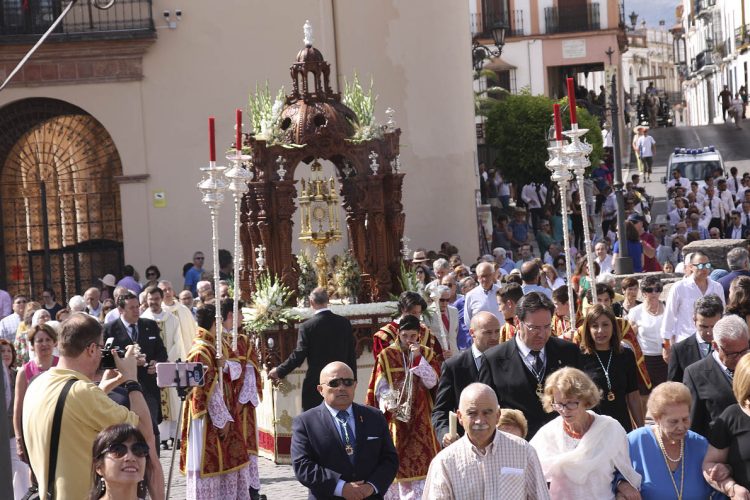 El Corpus Christi recorre las calles de Ronda acompañado por cientos de fieles en una mañana radiante