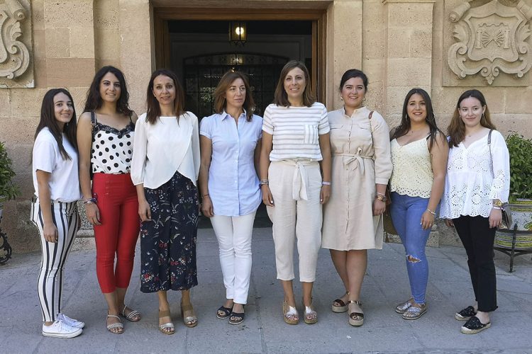 Primer encuentro entre la Concejalía de Fiestas y las jóvenes que serán Goyescas en la Feria de Pedro Romero de 2019