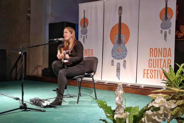 La belleza de la guitarra y la voz inundan el tercer día del Festival Internacional con la actuación de Jule Malischke