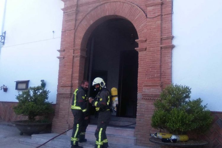Un incendio provoca daños de cierta relevancia en la iglesia Nuestra Señora del Rosario de Algatocín