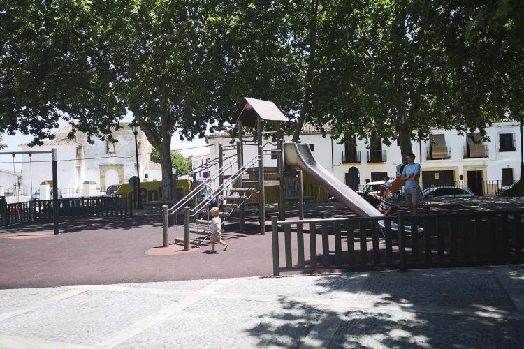 La Concejalía de Jardines fumigará este martes el parque infantil de San Francisco para acabar con una plaga de pulgas