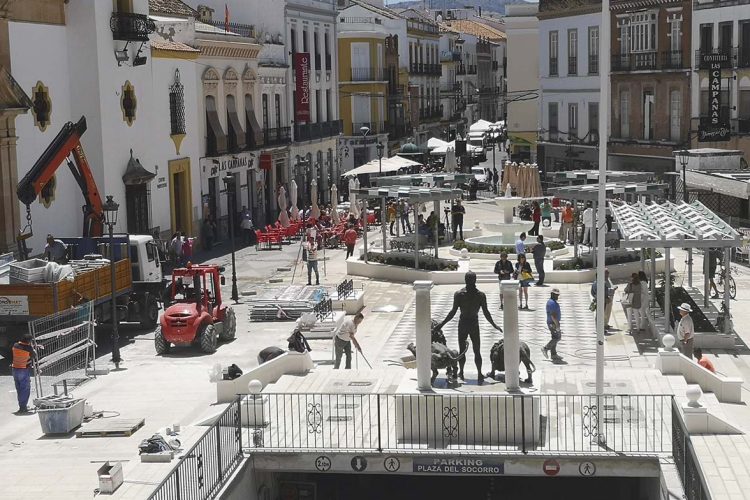 El Tripartito se despide con su última chapuza: reaperturan la plaza del Socorro con prisas, sin estar terminada y con obreros trabajando en ella