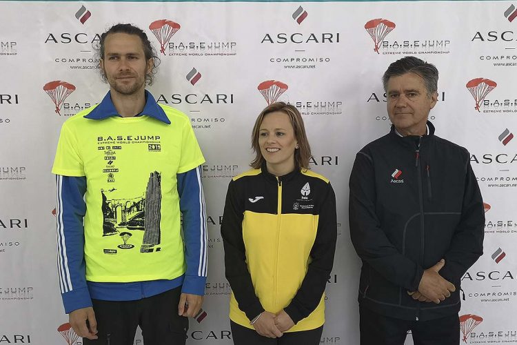 El Tajo de Ronda acoge este sábado y domingo el IV Campeonato Internacional de Salto Base con la participación de los 15 mejores paracaidistas del mundo