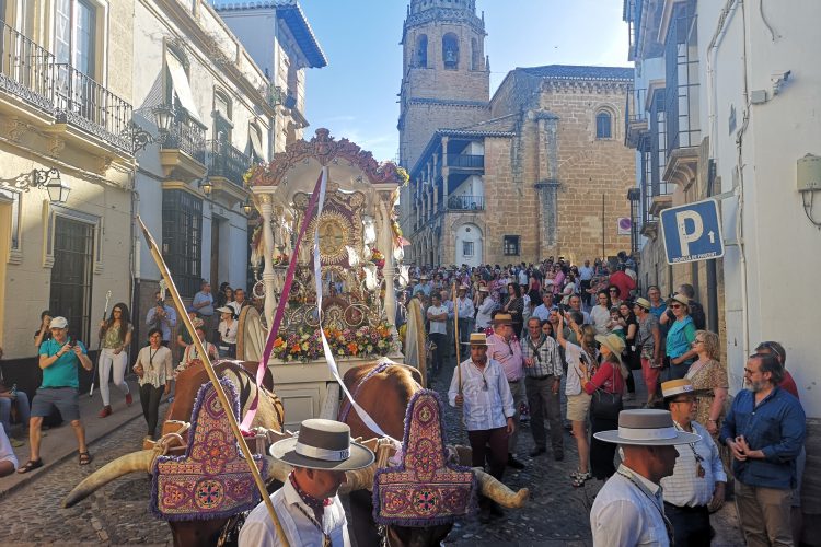 Cerca de 200 romeros rondeños inician el camino hacia la aldea de la Virgen del Rocío en una tarde cargada de emociones