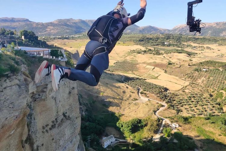 Uno de los paracaidistas del Campeonato de Salto Base se fractura una pierna tras chocar contra la pared del Tajo