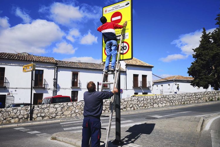 Operarios municipales realizan los preparativos para retirar este sábado las señales que prohíben circular por el Puente Nuevo