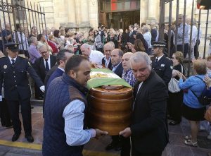 Una bandera de Andalucía cubrió en en todo momento el féretro de Antonio María Marín Lara.