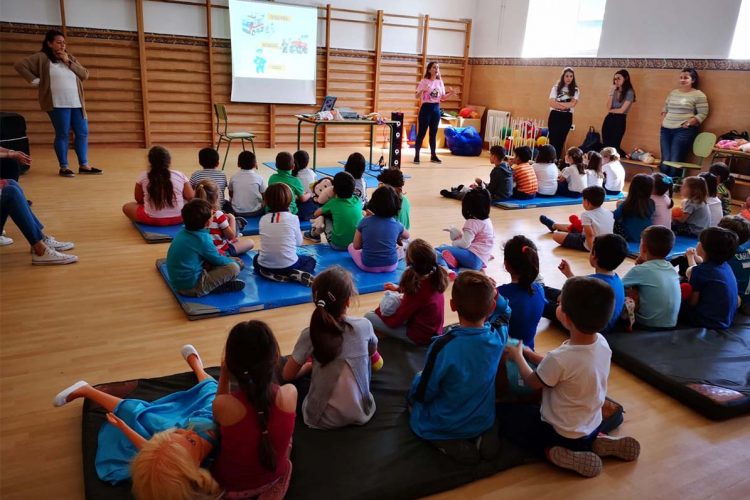 Profesionales del centro de salud Ronda Norte y estudiantes de Enfermería realizan dos nuevos talleres de soporte vital para escolares