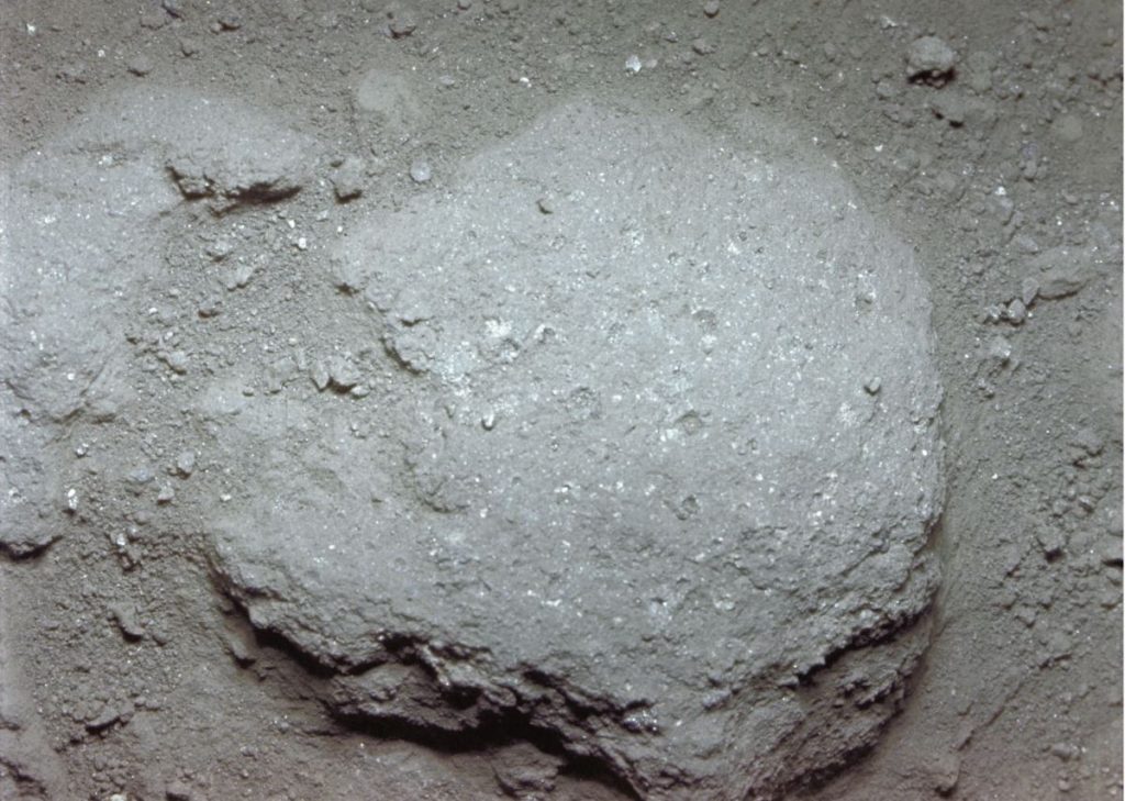 Roca de unas 2,5 pulgadas de larga, en la superficie polvorienta de la Luna (Apollo 11).