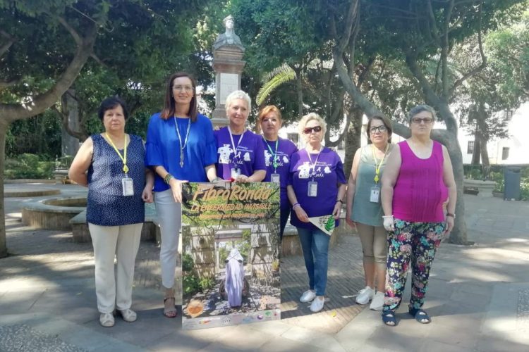 El Ayuntamiento reconoce la labor de la asociación Fibroronda que tras décadas de trabajo se ha disuelto