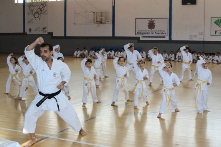 Los alumnos del Club Budokan Dojo de kárate celebran su exhibición final de temporada