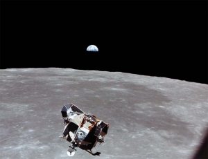 Módulo Lunar descendiendo. Al fondo la Tierra. (NASA).