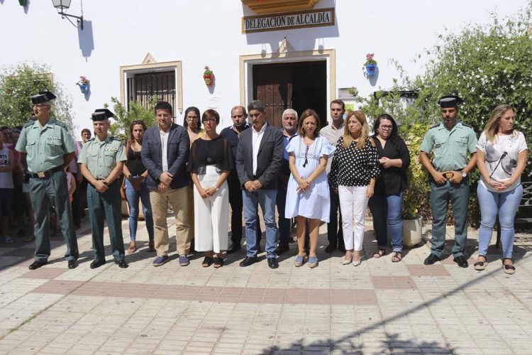 Concentraciones para mostrar la condena y repulsa por el asesinato machista de una mujer en la Estación de Gaucín