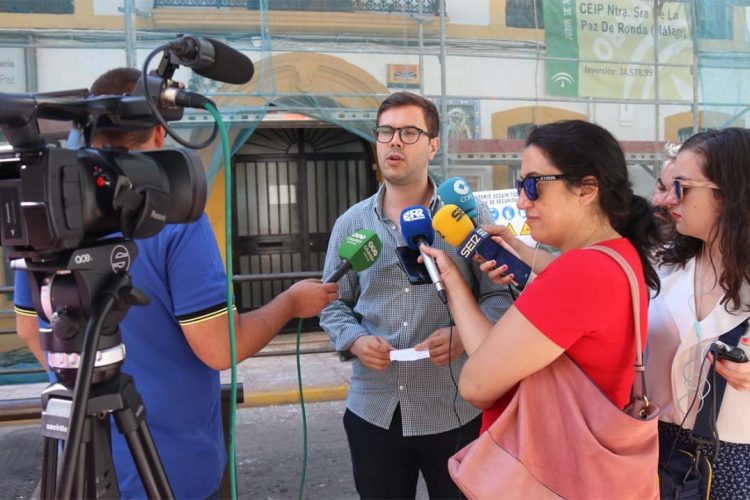 Comienzan los trabajos de retirada del amianto de la cubierta del colegio Virgen de la Paz