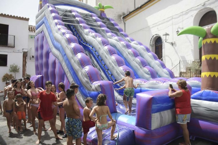 Niños y jóvenes disfrutaron de la tradicional Fiesta del Agua en Jubrique