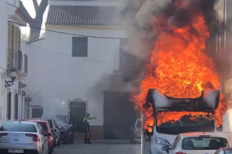 La Policía Local detiene a un presunto pirómano que ha incendiado al menos ocho vehículos en pocas horas