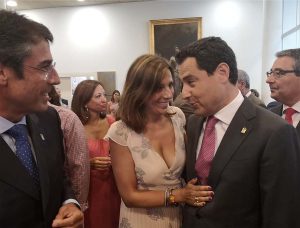 La alcaldesa de Ronda departiendo con el presidente andaluz y el presidente de la Diputación de Málaga.