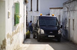 Momento en el que trasladan a una de las víctimas a un furgón del Instituto Anatómico Forense de Málaga.