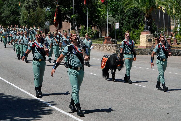 La Legión conmemora el día de Santiago Apóstol, patrón de la Caballería, con una parada militar