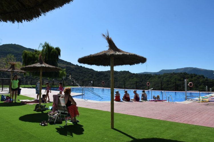 La piscina de agua salada de Alpandeire vuelve a refrescar el verano de los vecinos de la Serranía