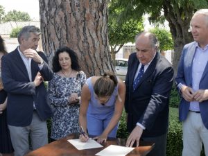 Fernández, firmando el manifiesto.