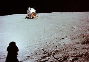 La sombra de Armstrong mientras fotografiaba al Módulo Lunar. (NASA).    