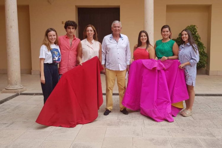 Las Damas Goyescas y su presidenta reciben una clase formativa sobre tauromaquia