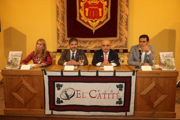 La peña ‘El Catite’ presenta su revista de feria, dedicada al sector del vino