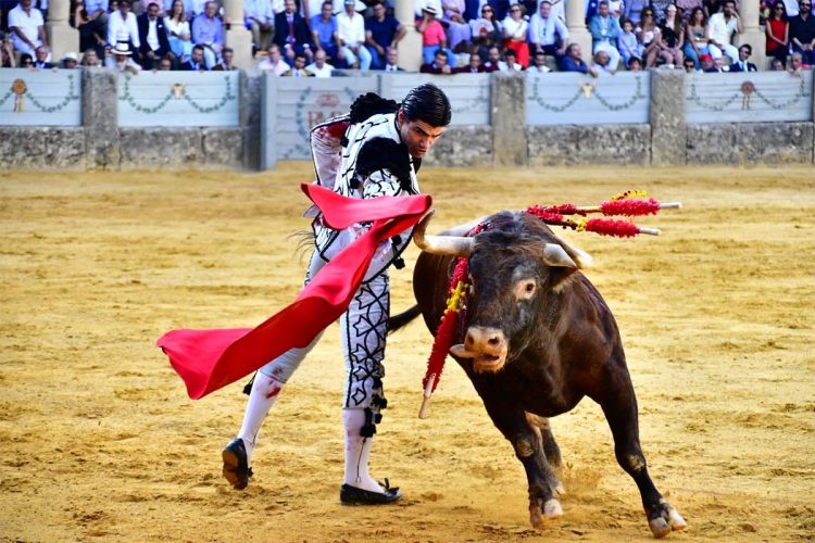 Puerta grande para el sevillano Pablo Aguado en la tradicional Corrida Goyesca de Ronda